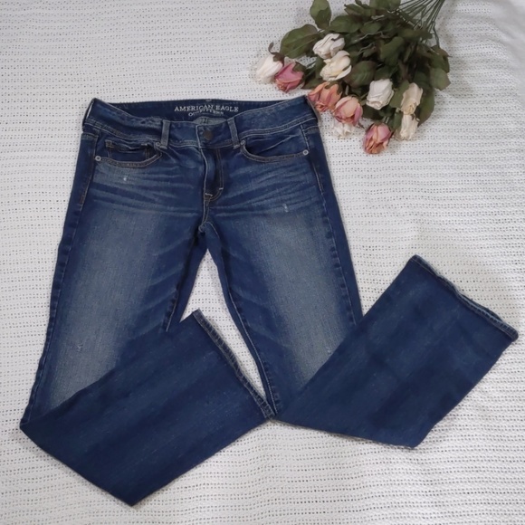 American Eagle Outfitters Denim - AMERICAN EAGLE OUTFITTERS SHORT COURT JEANS SIZE 8